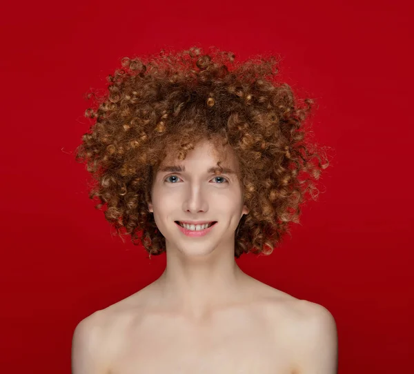 Мужская Модель Вьющимися Волосами Позирует Студии Стоковое Изображение