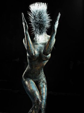 Mohawk ve parlak metalik parıltılarla kaplı atletik figürlü kadın model. 