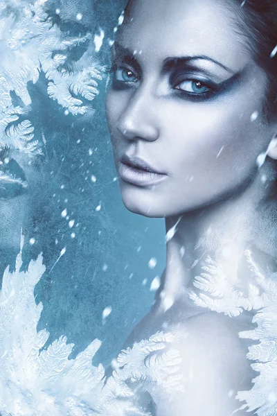 Winter woman in snow — Stock Photo, Image