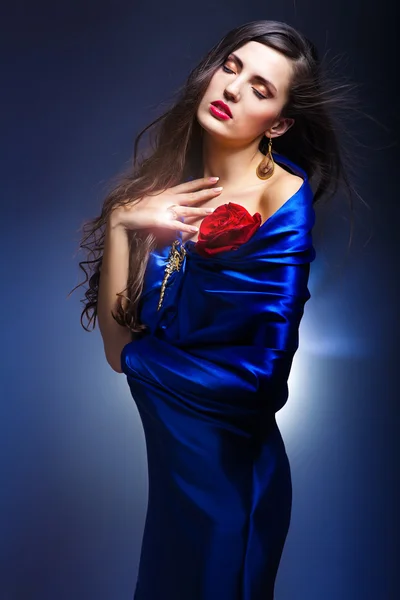 Mujer en vestido azul — Foto de Stock