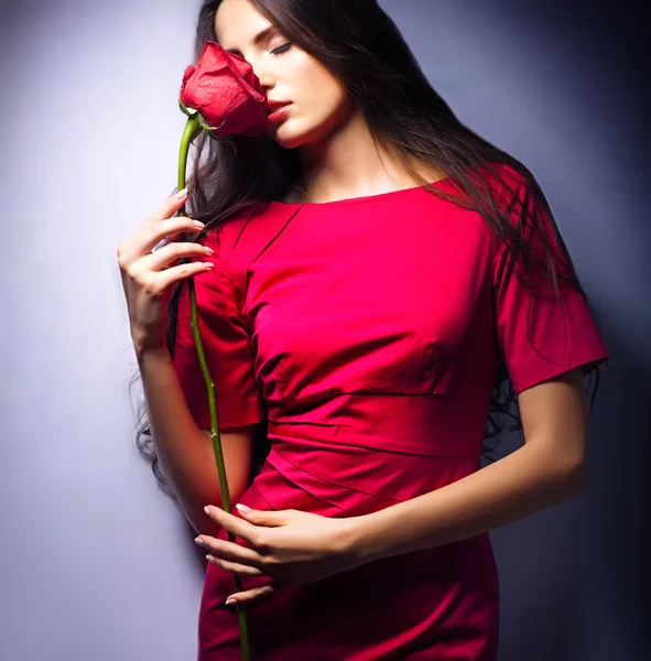 Mädchen mit Rose — Stockfoto