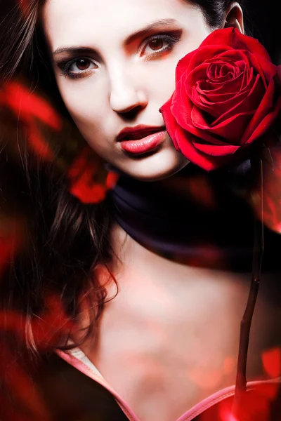 Mulher com rosa vermelha — Fotografia de Stock