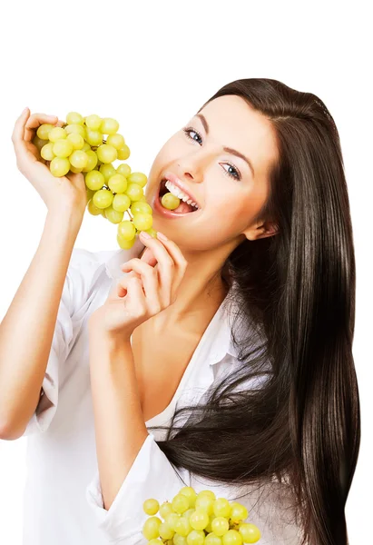 Веселая женщина ест виноград — стоковое фото