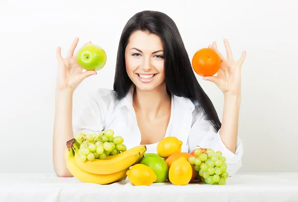 Femme avec pomme et orange dans les mains — Photo