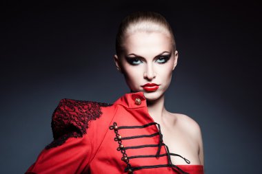 Kırmızı ceketli sarışın kadın