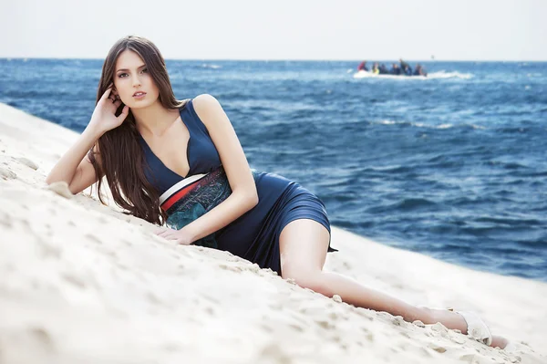 Vrouw in jurk op de zee strand — Stockfoto