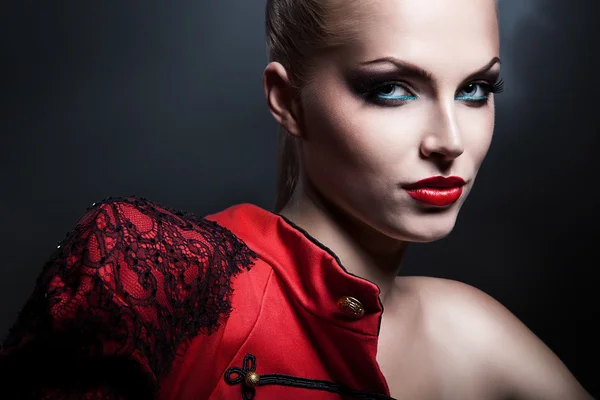 Mujer de chaqueta roja con labios rojos — Foto de Stock