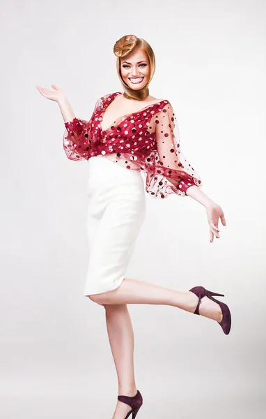 Dam i vit kjol och röda blus — Stockfoto