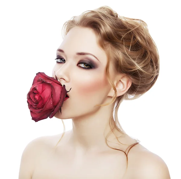 Söt kvinna med röd ros i munnen — Stockfoto