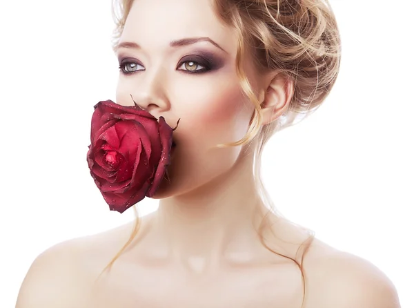 在嘴里的红玫瑰的女人 — 图库照片