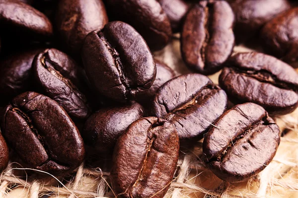 Koffie bonen op gordijnen — Stockfoto