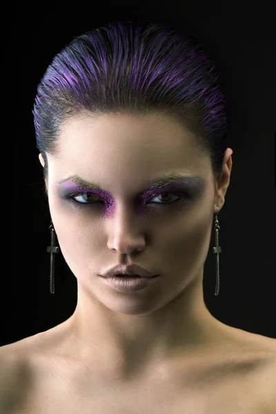 Frau mit violettem Make-up — Stockfoto