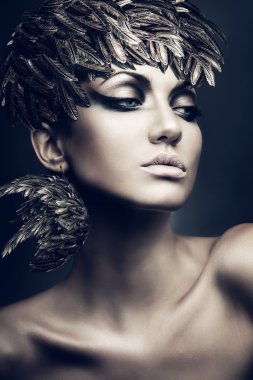 Tüy şapka ile esmer kadın