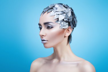 Yaprakların şapkalı donmuş kadın