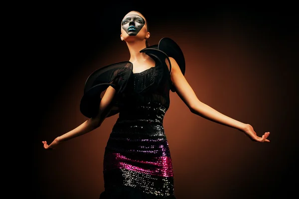 Женщина в черном платье с маской — стоковое фото