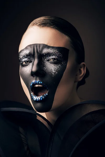 Γυναίκα σε μαύρη μάσκα — Φωτογραφία Αρχείου