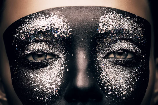Kadın siyah boya ve glitter