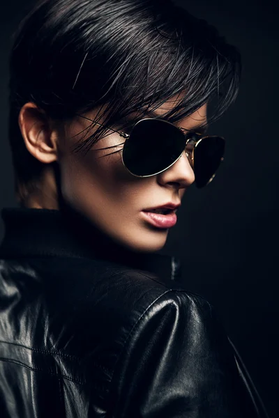 Hot brunette woman in sunglasses — Stock Photo, Image