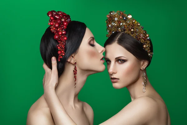 Deux belles femmes avec des bijoux — Photo