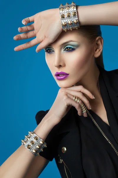 Frau mit Armbändern — Stockfoto