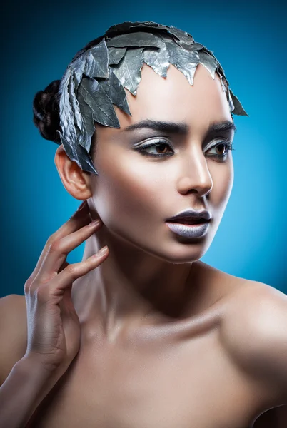 Mujer con sombrero de hojas — Foto de Stock