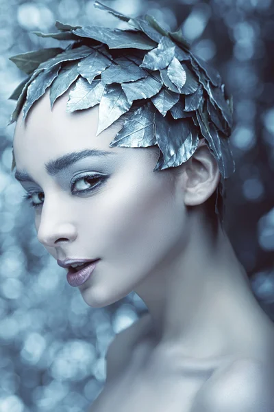 Mulher com folhas na cabeça — Fotografia de Stock