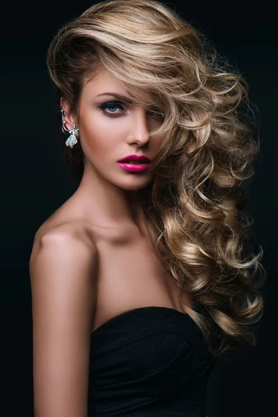 Beauty girl with blond curly hair — Stock Photo, Image