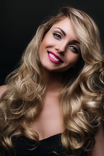 Beauté fille aux cheveux blonds — Photo