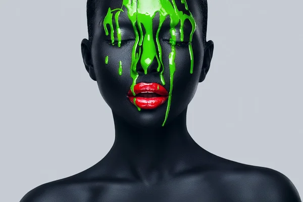 Mujer con pintura verde que fluye — Foto de Stock