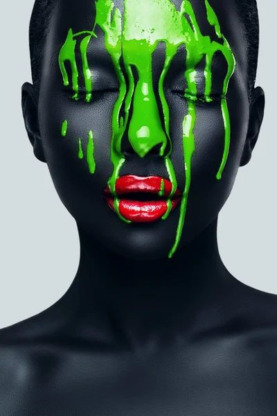 Mujer con pintura verde que fluye — Foto de Stock