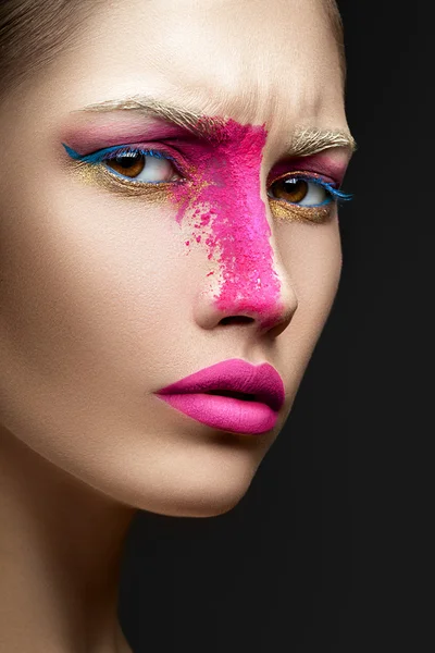 Kvinna med kreativ makeup — Stockfoto