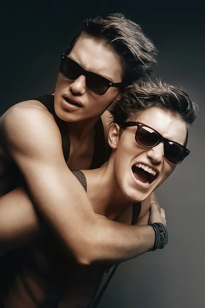Twee lachende broers in zonnebril — Stockfoto