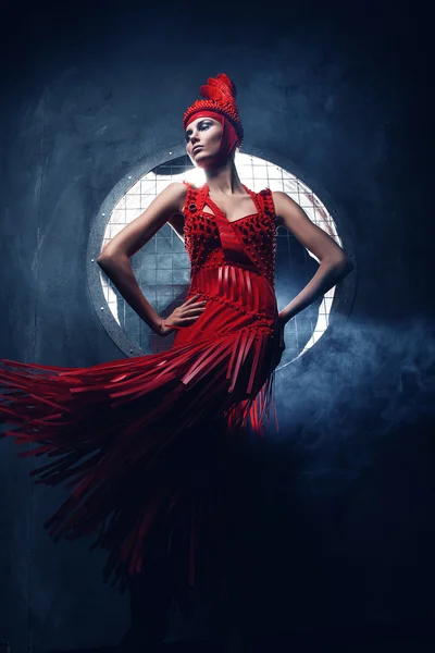 Glamour kvinna i röd — Stockfoto