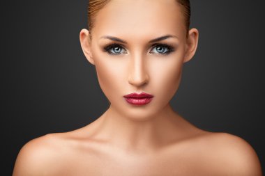 Kırmızı dudaklı kadın