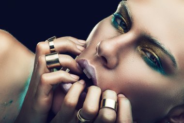 Dudaklarında parmak kadınla