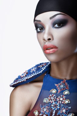 Kalıcı makyaj güzel afro kadınla