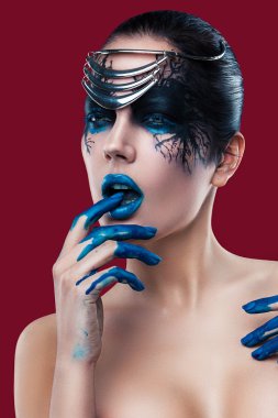 Koyu makyajlı gizemli kadın