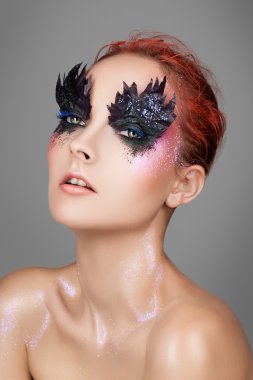 Yaratıcı makyajlı kadın