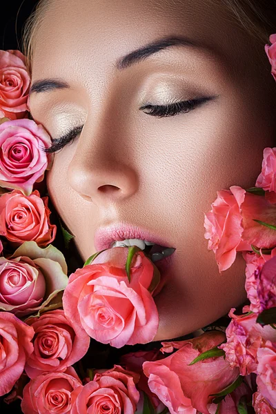 Donna in fiori di rose — Foto Stock