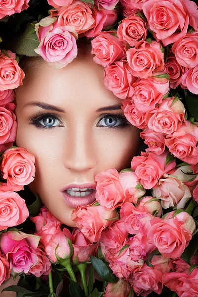 Rostro de hermosa mujer en rosas —  Fotos de Stock