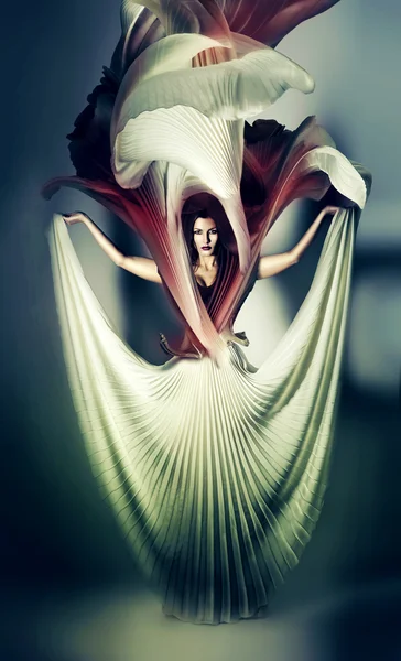 Mulher mística em vestido branco — Fotografia de Stock