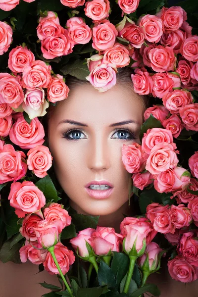 Mujer en flores de rosas —  Fotos de Stock