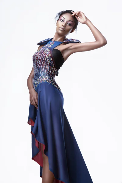 Mooie zwarte vrouw in blauwe jurk — Stockfoto