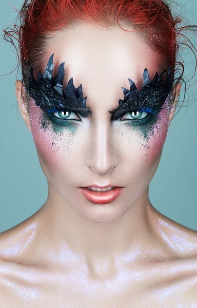 Mujer con maquillaje negro en zigzag — Foto de Stock