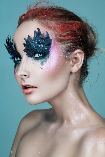 Mujer con maquillaje de papel zigzag — Foto de Stock