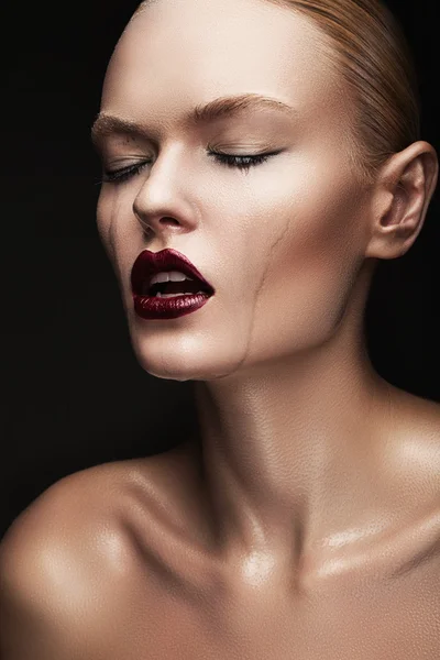 赤い唇と泣いている女性 — ストック写真
