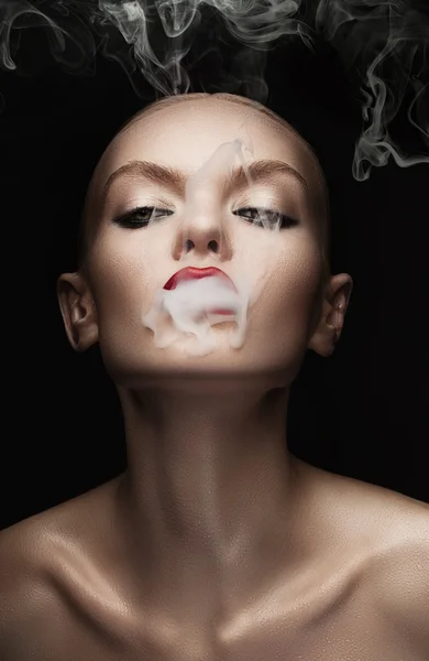Sexy Frau mit Rauch im Mund — Stockfoto