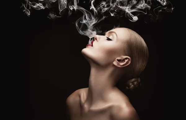 Frau mit kreativem Rauch — Stockfoto
