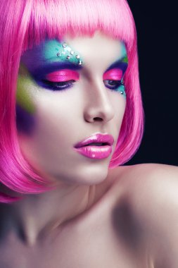Kadın pembe dudakları ve peruk