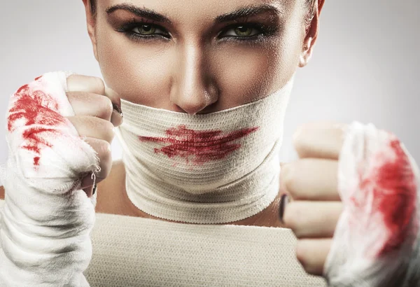 Boxning kvinna i bandage — Stockfoto